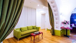 a living room with a green couch and a table at Donna Giulia, Luxury House in Salerno