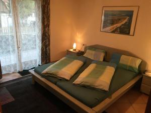 ein Schlafzimmer mit einem Bett mit einer Lampe in der Unterkunft Ferienhaus Clarissa in Tannheim