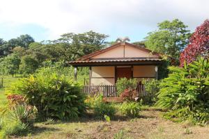 a small house in the middle of a garden at Finca Lindos Ojos in Estelí