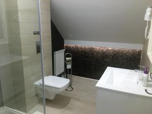 Kúpeľňa v ubytovaní Grota Bochotnicka + 26 fotografií
