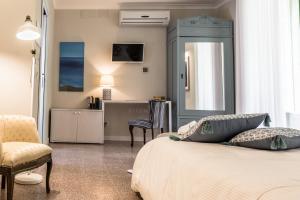 TV tai viihdekeskus majoituspaikassa Palazzo Taranto Luxury Rooms