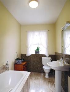 A bathroom at Greenlawn Lodge