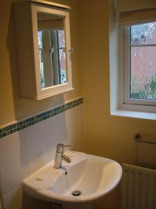 A bathroom at Thistle Cottage