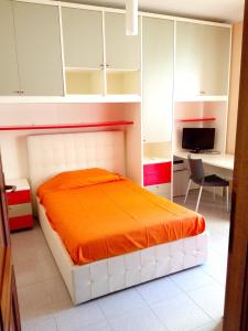 テルモリにあるLa Villetta di Andrèのベッドルーム1室(オレンジ色の毛布付きのベッド1台付)