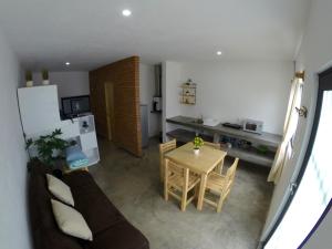 a living room with a table and a kitchen at Hospedaje El Mezquite in Tequisquiapan