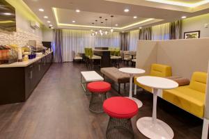 Posezení v ubytování Days Inn & Suites by Wyndham Port Arthur