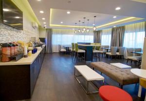 Posezení v ubytování Days Inn & Suites by Wyndham Port Arthur