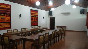 een eetkamer met houten tafels en stoelen bij Hotel Cacique Adiact in León
