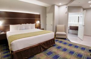 Postel nebo postele na pokoji v ubytování Days Inn & Suites by Wyndham Port Arthur
