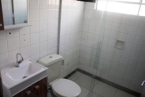 Koupelna v ubytování Hotel Dois Irmãos + 37 fotografií