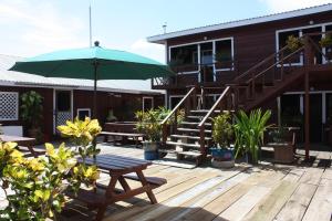 Jardí fora de Utila Lodge