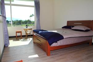 1 dormitorio con cama y ventana grande en Meet Canaan en Xikou