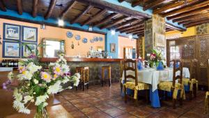 מסעדה או מקום אחר לאכול בו ב-Hotel De Mecina Fondales