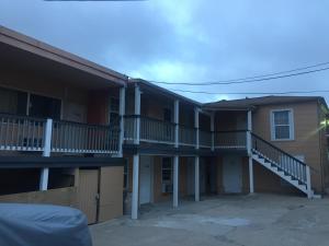un gran edificio de apartamentos con balcones y aparcamiento en Surf Motel and Apartments en Galveston
