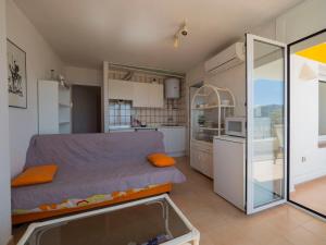 ロザスにあるInmoSantos Oasis A2のベッドとキッチン付きの小さな部屋
