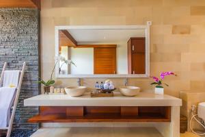 ein Badezimmer mit zwei Waschbecken und einem Spiegel in der Unterkunft Alosta Luxury Private Villa in Ubud + 49 Fotos