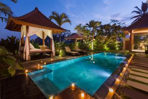 المسبح في Alosta Luxury Private Villa أو بالجوار