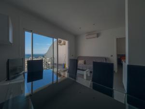 sala de estar con vistas al océano en InmoSantos Oasis B8, en Roses