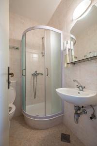 bagno con doccia e lavandino di Rooms Split a Spalato (Split)