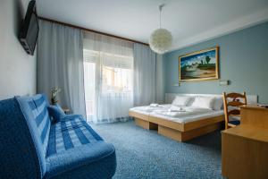 una camera con letto, divano e sedia di Rooms Split a Spalato (Split)