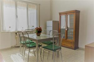 eine Küche mit einem Tisch und Stühlen sowie einem Kühlschrank in der Unterkunft Cinque Terre Liguria Italia in Arcola