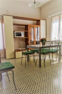 ein Esszimmer mit einem Tisch und Stühlen in der Unterkunft Cinque Terre Liguria Italia in Arcola