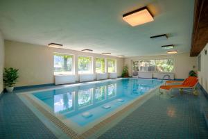 a pool in a house with a swimming pool at Hotel Weingarten in Naturno