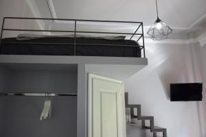 Televízia a/alebo spoločenská miestnosť v ubytovaní Megaron11 Apartments