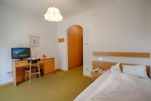Postel nebo postele na pokoji v ubytování Hotel Weingarten + 22 fotografií