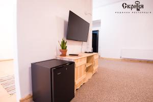 TV a/nebo společenská místnost v ubytování Hotel Skrinya