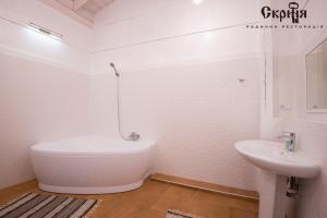 Koupelna v ubytování Hotel Skrinya