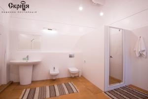 Koupelna v ubytování Hotel Skrinya