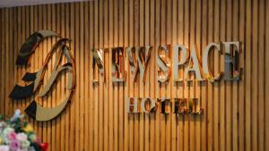 a sign on a wall that reads the new york zoo at New Space Hotel Airport in Ho Chi Minh City