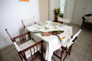 una mesa blanca con sillas y un mantel blanco en Hotel Masseria Tutosa, en Ostuni