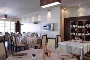 Restoranas ar kita vieta pavalgyti apgyvendinimo įstaigoje Logis - Hôtel & restaurant Les Trois Fontaines