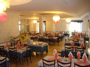 a dining room filled with tables and chairs at Hotel Capri in Bellaria-Igea Marina
