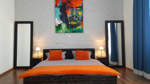 Un dormitorio con una cama con un cuadro en la pared. en ATRIUM 22 Apartment, en Sighişoara