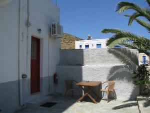 a table and chairs sitting outside of a building at Anna Studios in Katapola