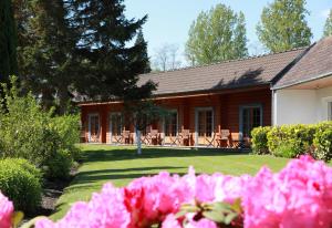 Zahrada ubytování Logis - Hôtel & restaurant Les Trois Fontaines