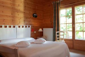 Postel nebo postele na pokoji v ubytování Logis - Hôtel & restaurant Les Trois Fontaines
