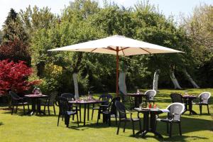 Zahrada ubytování Logis - Hôtel & restaurant Les Trois Fontaines