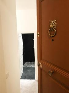 une porte avec un bouton de porte et un couloir dans l'établissement Studio "11"near Monaco, à Beausoleil