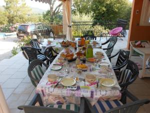 una mesa con platos de comida en el patio en La villa Sam, en Vidauban