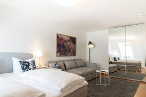 ein Schlafzimmer mit einem Bett und einer Couch in der Unterkunft KulturQuartier in Regensburg