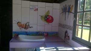 a small bathroom with a tub and a window at camping des ribieres in Confolens