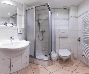 A bathroom at Hotel am Gothensee