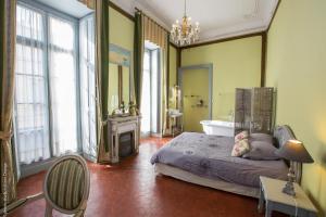 a bedroom with a bed and a tub and a sink at La Petite Saunerie in Avignon