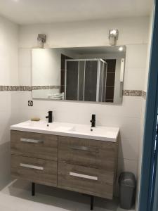 a bathroom with a sink and a mirror at Les couleurs de Balaruc Les Bains in Balaruc-les-Bains +22 photos