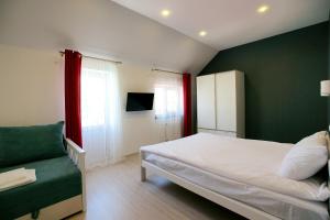 una camera da letto con un letto e una parete verde di Apartment Zolotoy Bereg 5 a Odessa