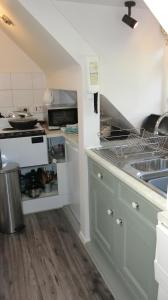 eine Küche mit einer Spüle und einer Arbeitsplatte in der Unterkunft The Haven at Talysarn in Ascot